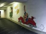 Wandbilder in der Einfahrt eines Parkhauses in Bochum.