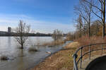 Das Rheinufer in Bonn-Limperich bei Hochwasser - 27.01.2024