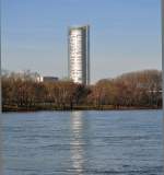 Der  Telekom-Tower  in Bonn spiegelt sich im Rhein - 16.01.2012