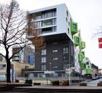 Bonn - modernes Wohngebude, mit markanten grnen  Aussichts-Erkern , am Rheinufer in Bonn - 24.12.2012