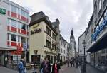 Bonn - Bonngasse mit Kultgaststtte  Im Stiefel  und 4 Huser weiter das Beethoven-Geburtshaus - 11.05.2013