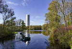 Posttower in Bonn spiegelt sich im See in der Rheinaue - 01.11.2017