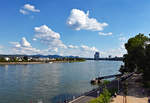 Bonn Brassertufer, gegenber (links auf Bild) Bonn-Beuel, rechts am Rheinbogen die Hochhuser POSTTOWER und das UNITED NATIONS CAMPUS BONN, im Hintergrund das Siebengebirge - 02.09.2020