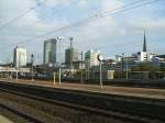 Das Panorama vom Bahnsteig 11/16 im Dortmunder Hauptbahnhof in die Stadt Dortmund,von links Dreier (Iduna) Hochhaus, RWE Tower,darunter die Stadt und Landes Bibliothek; Reinoldikirche,Sparkassen