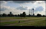 Dsseldorf - Blick ber die Rheinwiesen Oberkassel Richtung Rheinkniebrcke und Fernsehturm