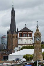 Turmparade in D�sseldorf, von rechts nach links die Pegeluhr, Der Schlossturm (Schifffahrtsmuseum), der Turm der Pfarrei St.