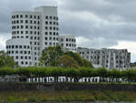 Moderne Architektur (Gehry-Bauten) aus dem Jahr 1999 am Neuen Zollhof, so gesehen Anfang September 2026 in D�sseldorf.