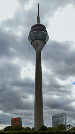 Der Rheinturm in D�sseldorf ist zwischen 1979 und 1982 vollst�ndig aus Stahlbeton errichtet worden und ist mit 240,5 Meter der zehnth�chste Fernsehturm in Deutschland.