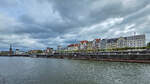 Blick von einem Fahrgastschiff auf die Rheinpromenade in D�sseldorf.