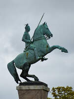 Anfang September 2026 habe ich die 1673 Kilogramm schwere Bronzeskulptur des 1929 errichteten Ulanendenkmal in D�sseldorf ablichten k�nnen.