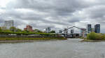 Im Bild der D�sseldorfer Medienhafen, so gesehen Anfang September 2026 vom Deck eines Fahrgastschiffes.