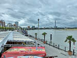 Blick auf die Rheinuferpromenade in D�sseldorf mit dem Rheinturm und der Rheinkniebr�cke.