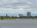 Links die neugotische r�misch-katholische Kirche, in der Mitte die Sch�n Klinik D�sseldorf und rechts das Zipper Apartment Hotel im D�sseldorfer Stadtteil Heerdt.