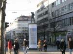 Der macht bestimmt immer tolle Bilder.Gesichtet von meiner Frau am 08.03.10 am Dsseldorfer Hbf.