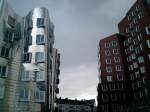 Blick zwischen zwei von  drei Gehry-Bauten in Dsseldorf.