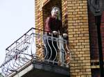 Eine lebensgroße Männerfigur auf einem Balkon in Düsseldorf-Benrath am 28.