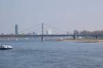 Blick vom rechten Rheinufer in Dsseldorf Golzheim nach sdwest, auf die Altstadtsilouette und die Theodor-Heuss-Brcke mit dem Rheinbogen.