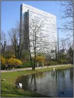 Der Hofgarten in Dsseldorf mit der Landskrone und dem Dreischeibenhaus im Hintergrund.