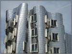 Das Gehry-Gebude mit der Spiegelfassade in einem Detailausschnitt.