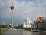 Der Dsseldorfer Medienhafen mit Rheinturm, Yachthafen und Gehry-Bauten.