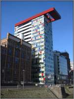 Hier sieht man das sehr farbenfreudige, 2001 fertiggestellte Brohochhaus „Colorium“ des Architekten William Alsop, eines der hchsten Gebude im Dsseldorfer Medienhafen.