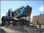 Am sdlichen Ende des zum Medienhafen gehrenden Hafenbeckens  findet man den  Wolkenbgel , der quer ber ein altes, denkmalgeschtztes Hafengebude gebaut wurde.