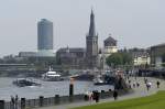 Rheinufer in Dsseldorf mit dem Burgturm und der St.