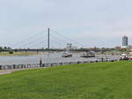 Die Oberkasseler Brcke in Dsseldorf gesehen vom Schlossufer am 27.