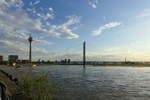 Blick zur Rheinkniebrcke und Fernsehturm vom Rheinufer am 29.