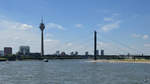 Blick ber den Rhein auf die Rheinkniebrcke.