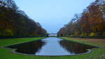 Blick ber den Spiegelweiher auf das Schlosses Benrath Ende November 2014 in Dsseldorf.