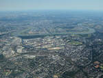 Blick aus dem Flugzeugfenster auf Dsseldorf, ziemlich zentral der Hafen.