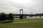 Noch einmal die Friedrich-Ebert-Brücke in Duisburg, nun von der anderen Rheinseite
