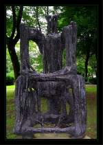 Die Bronze-Skulptur  Thronoi  (1958/59) von Karl Hartung steht im Immanuel-Kant-Park von Duisburg.