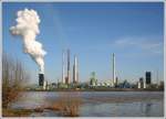 Blick ber den Rhein auf die Carbonaria Kokerei in Duisburg-Schwelgern.