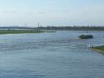 Blick auf den gut gefllten Rhein und zwei Rheinbrcken in der Ferne, von einer Kanalbrcke in Duisburg-Ruhrort aus.