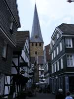 Der Turm einer Kirche in der Altstadt von Hattingen am 15.