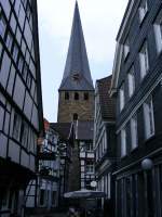 Der Turm einer Kirche in der Altstadt von Hattingen am 15.