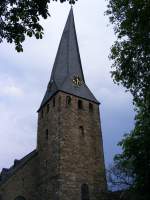 Der Turm einer Kirche in der Altstadt von Hattingen am 15.