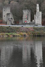 Die Burgruine Hardenstein an der mittleren Ruhr nordwestlich von Herbede in Nordrhein-Westfalen.