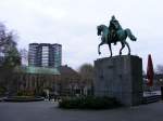 Der Burgplatz in Essen mit einem Wilhelm I.-Denkmal und dem Rathaus im Hintergrund am 22.