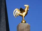 Ein goldener Hahn am Kennedyplatz in Essen am 11.