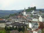 Altstadt Arnsberg mit Glockenturm und Schlossberg im Mai 2008.