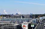 Aufnahme vom Flughafen Kln/Bonn ber die Parkhuser zur Skyline von Kln, mit qualmenden RWE-Kohlekraftwerken, dem Fernsehturm und dem Klner Dom.