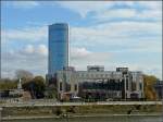 Der Klner Triangle Panorama Turm fotografiert von gegenberliegenden Rheinufer am 08.11.08.