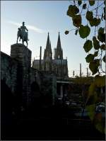 Der Dom und eines der Reiterstandbilder an der Hohenzollernbrcke in Kln aufgenommen am 08.11.08.