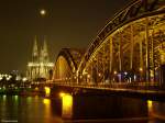 Ein schöner Blick auf die Hohenzollernbrücke und dem Kölner Dom, von einem Aussichtspunkt der anderen Seite aus fotografiert.