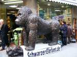 Eine Gorillafigur vor einem Geschäft an der Schildergasse in Köln, 17.