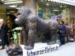 Eine Gorillafigur vor einem Geschft an der Schildergasse in Kln, 17.