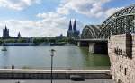 Blick vom Deutzer Rheinufer ber die Hohenzollernbrcke zum Klner Dom und links dem  Groen St.